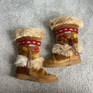 Vintage Tecnica Fur Trimmed Boots with Red and Tan Accents and fringe detailing